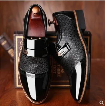 2023 Férfi cipő Bőr Dombornyomás Klasszikus Divat Luxus férfi cipő kopásálló csúszásmentes Mans lábbeli Anti-slip Fekete cipő