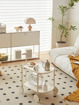 A Skandináv kanapé, több egyszerű kis méretű dohányzóasztal ins tároló állványok a nappali krém a villamosokkal.