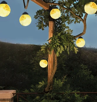 Kültéri vízálló csillár lóg a fa lámpa kültéri villa udvarán, lógó lámpa kert elrendezés hangulat lámpa.